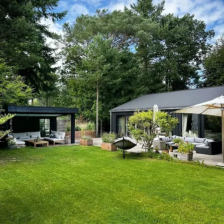 Idyllic And Luxurious Surroundings In Vakantiehuis Hornbæk